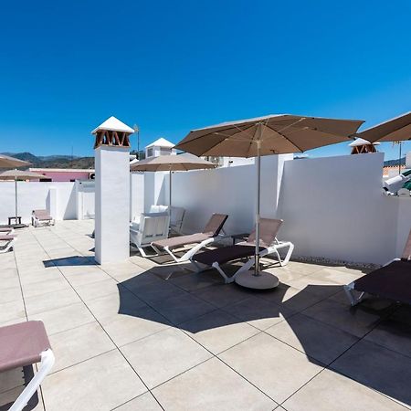 Apartamentos Toboso Plaza Nerja Exterior foto Rooftop pool at the Hotel