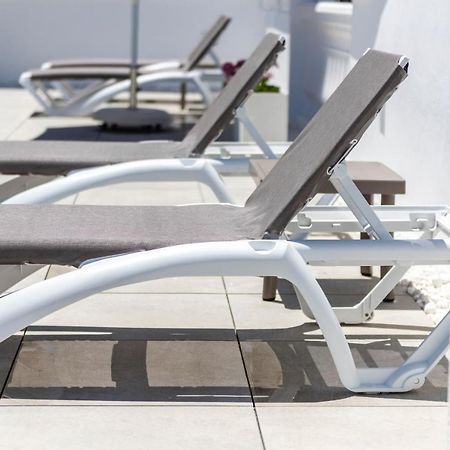 Apartamentos Toboso Plaza Nerja Exterior foto A sunlounger