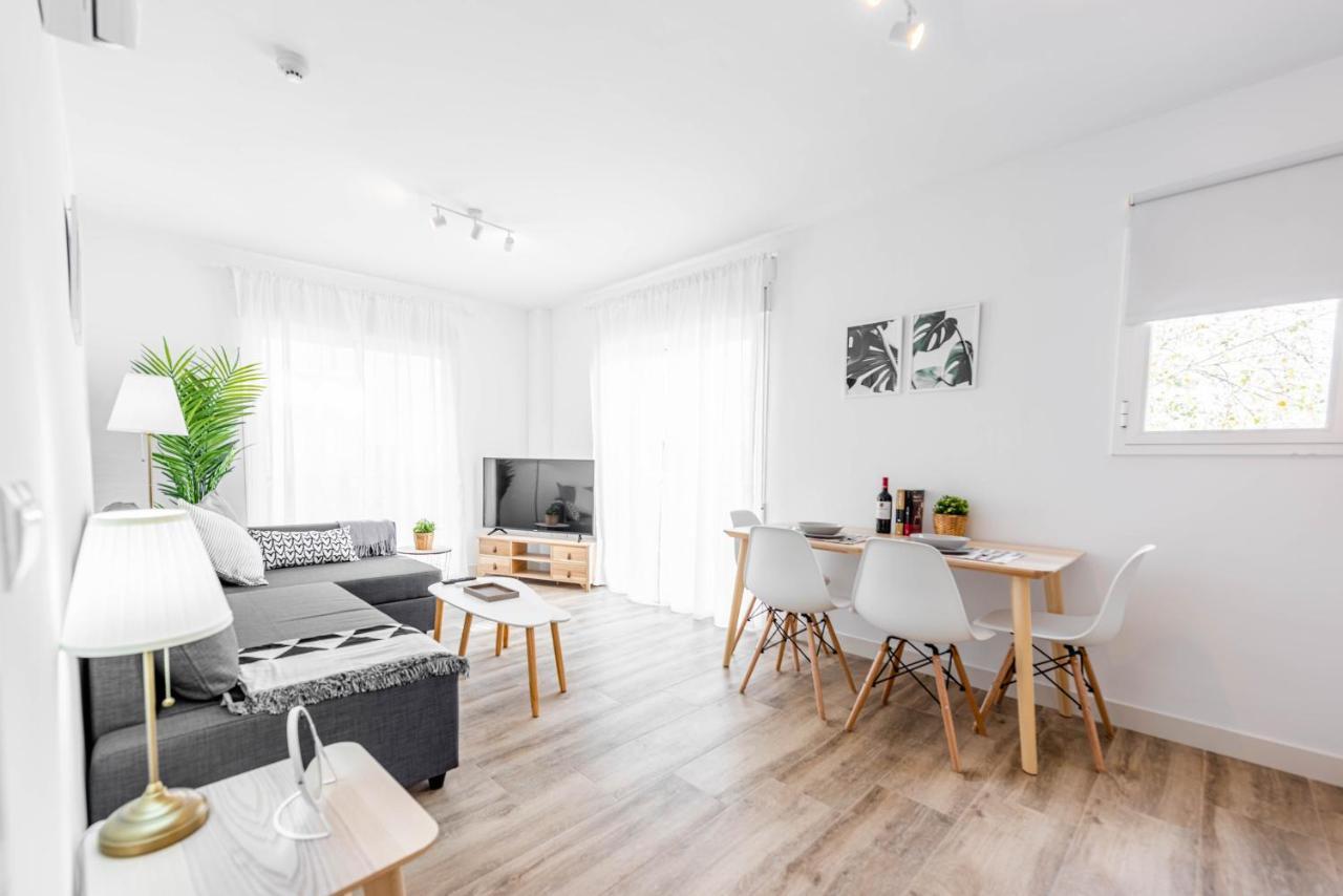 Apartamentos Toboso Plaza Nerja Exterior foto A staged living room