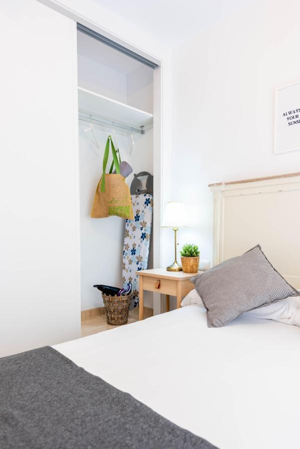 Apartamentos Toboso Plaza Nerja Exterior foto A room at the hotel