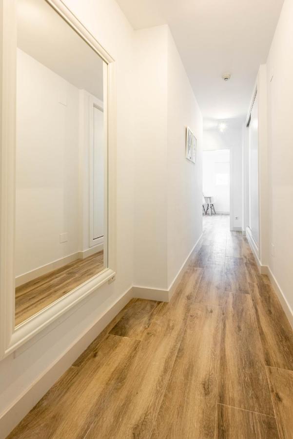 Apartamentos Toboso Plaza Nerja Exterior foto A hallway