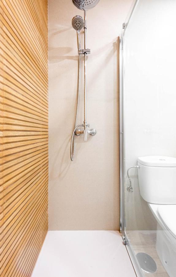 Apartamentos Toboso Plaza Nerja Exterior foto A shower in a caravan
