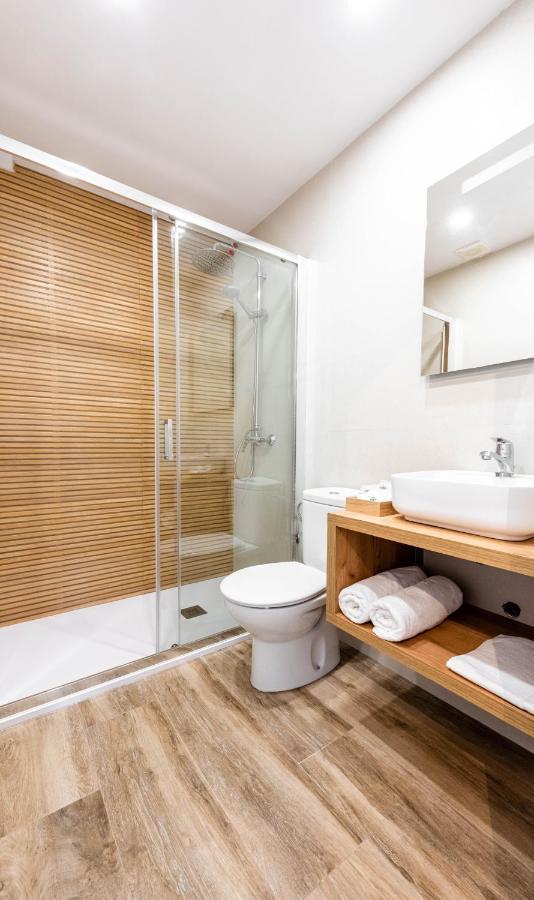 Apartamentos Toboso Plaza Nerja Exterior foto A shower cubicle
