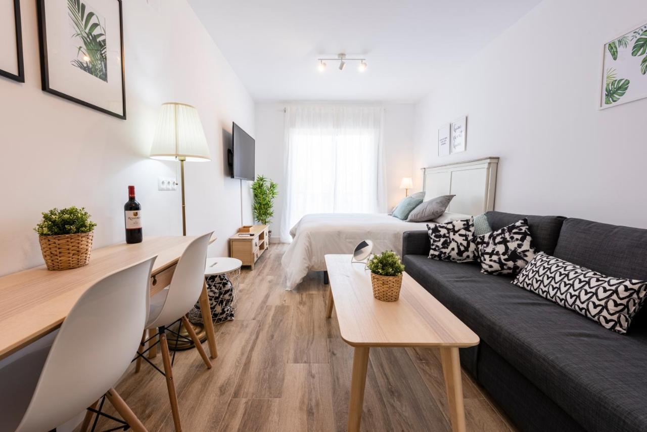 Apartamentos Toboso Plaza Nerja Exterior foto A studio apartment in Madrid, Spain