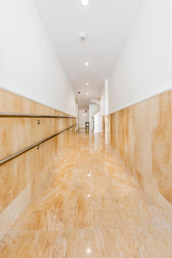 Apartamentos Toboso Plaza Nerja Exterior foto Interior of the building