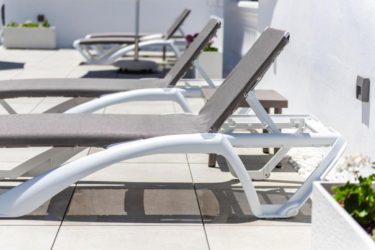 Apartamentos Toboso Plaza Nerja Exterior foto A sunlounger