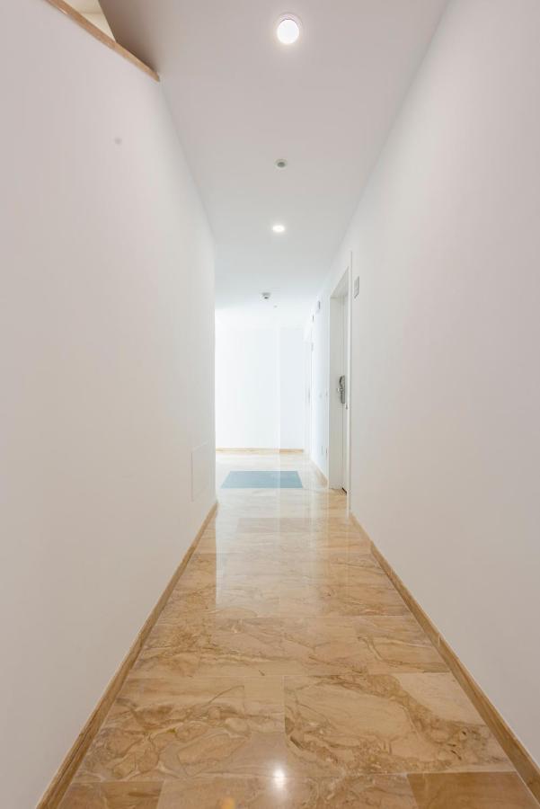 Apartamentos Toboso Plaza Nerja Exterior foto A corridor
