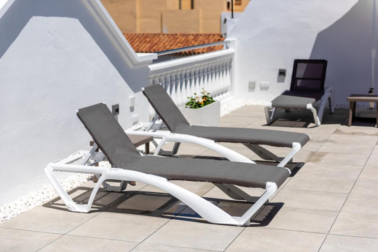 Apartamentos Toboso Plaza Nerja Exterior foto A pair of chaise longues